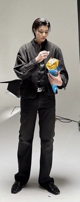 meme_4sho's tweet photo. louis body proportions are insane fr https://t.co/ZZ3T7ky24d