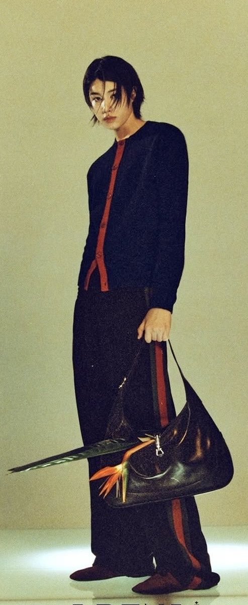 meme_4sho's tweet photo. louis body proportions are insane fr https://t.co/ZZ3T7ky24d