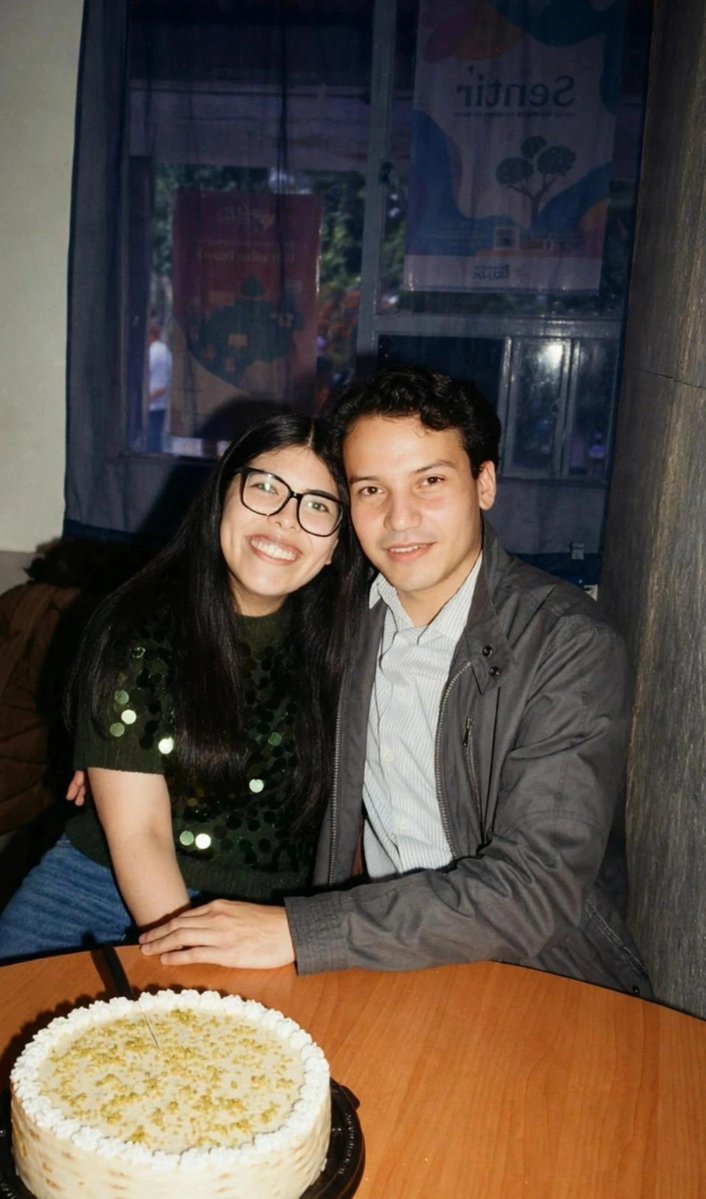 srgio_sanchez's tweet photo. Con mi noviecita y nuestras niñas. Después de muchos años esta vez su tuve un feliz cumpleaños. https://t.co/N24zTOKyqB