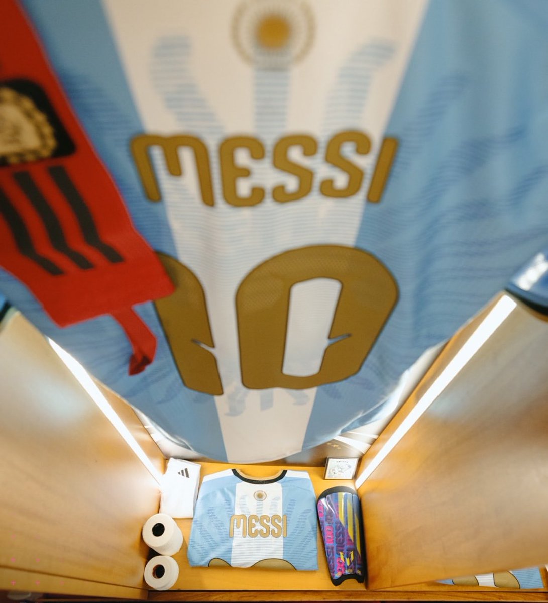 M10GOAT's tweet photo. 👕🔟 https://t.co/7cI9QVfBpi