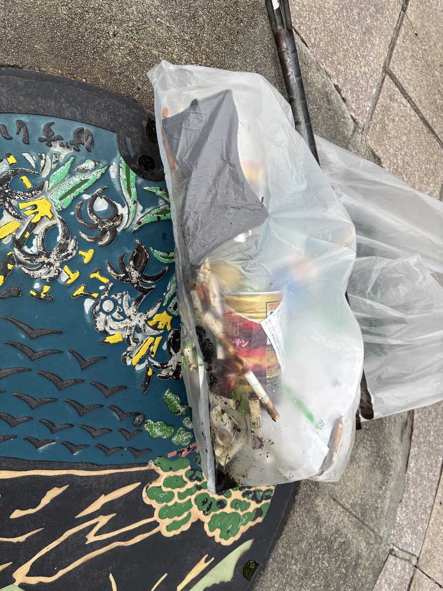 gallery_umi2's tweet photo. 沼津港の朝　ゴミ拾い綺麗に
今朝も吸殻51本ペット3缶1 多めな朝でした。
＃綺麗で明るい優しく元気な沼津 
＃ゴミ捨てない拾える社会
#ゴミ箱灰皿設置してますねこや
協力応援よろしくお願いします。 https://t.co/CVRlUtX4hl