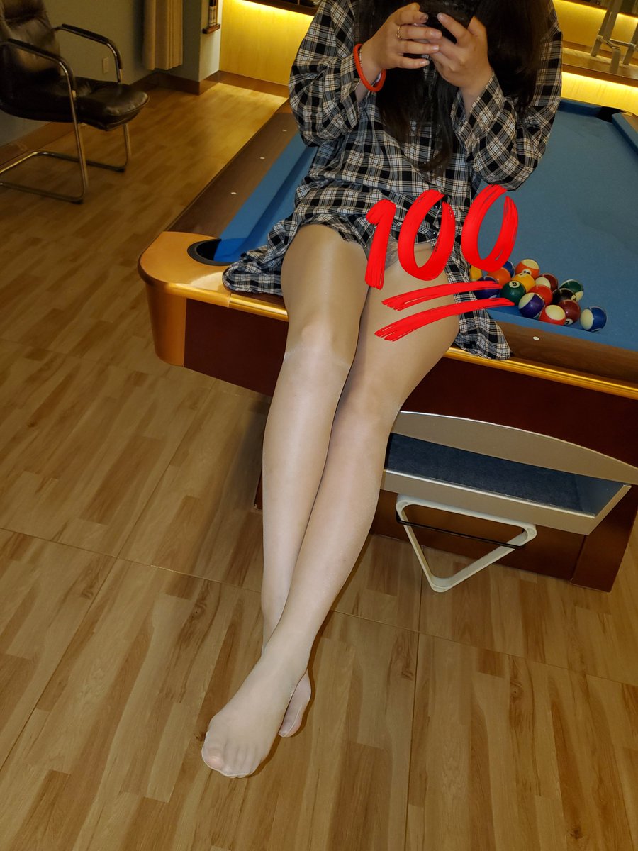 SilkLoverNTR's tweet photo. 继续曝光满分丝袜人妻母狗前台。。。
穿着超薄肉丝和格子衬衫就这么光留着下体去打台球，直接被小黄毛看光必定是一场群操吧？
#丝袜人妻 #绿帽献妻 #肉丝母狗 #露出 https://t.co/YZ7FYXH8fQ