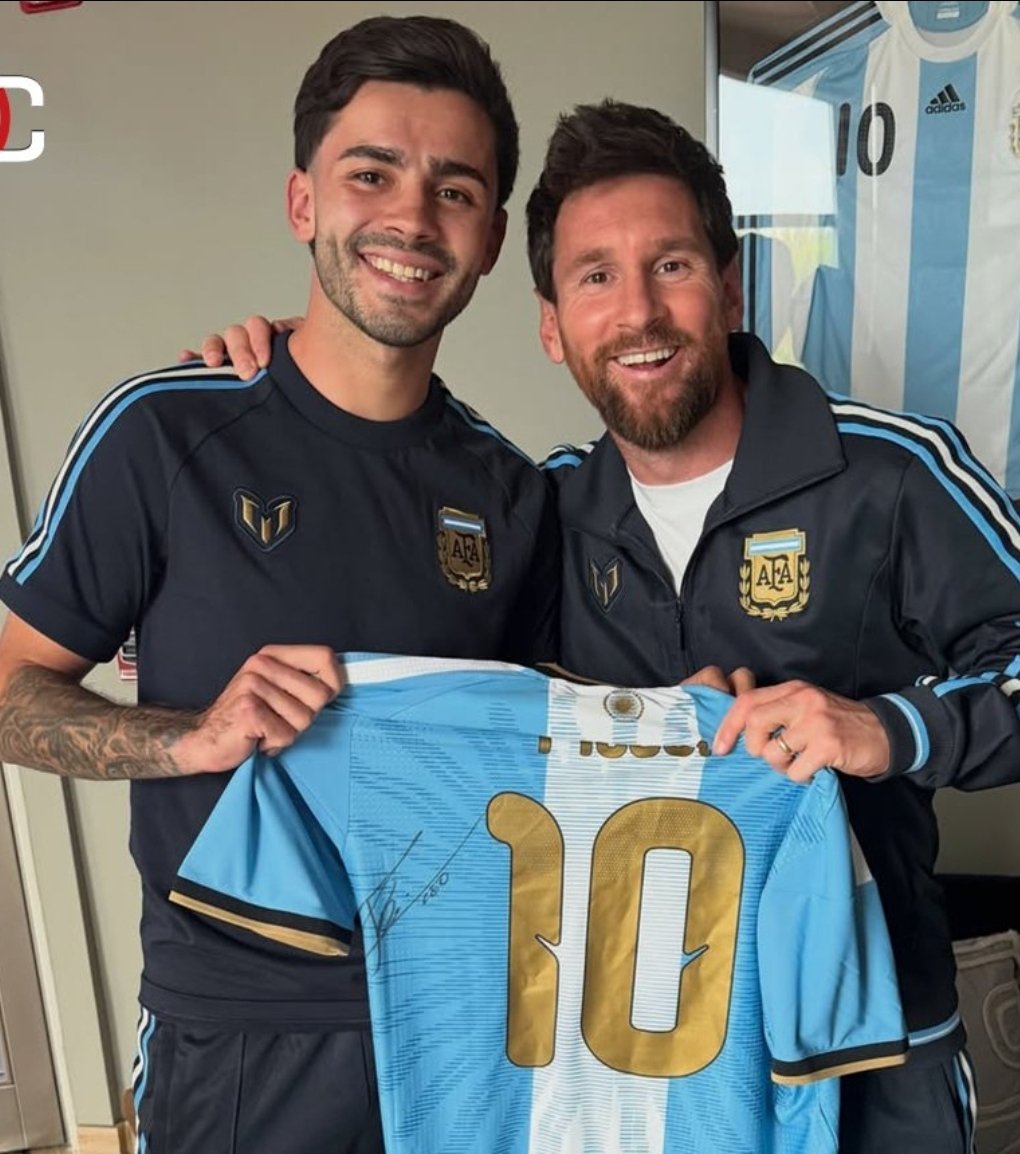 frabigol's tweet photo. Messi con la mujer ☹️☹️☹️

Messi con Santi Simón 😃😃😃 https://t.co/StcyWCnRc7