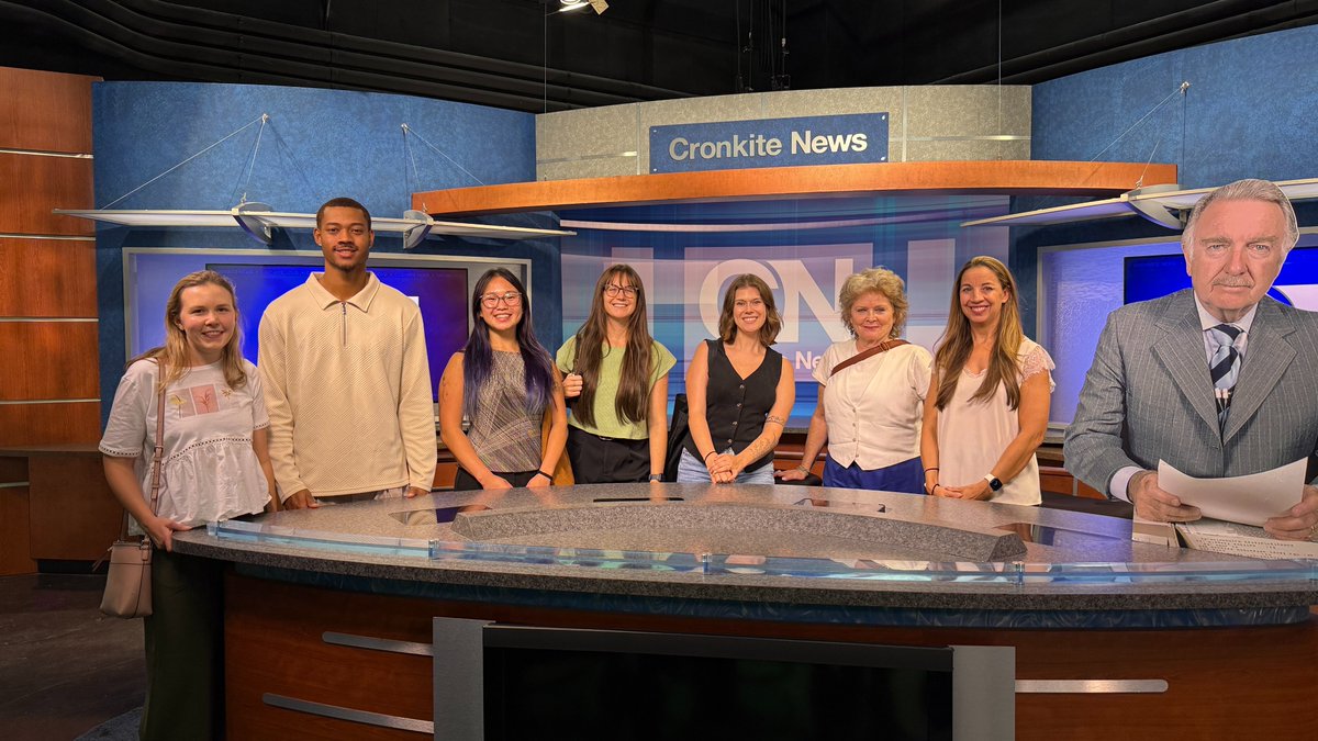 PRSAPhoenix's tweet photo. It was a day of learning and connecting with the PRSA Phoenix mentorship program at @Cronkite_ASU! 

Members recently toured the school, explored its studios and even stopped by Cronkite News for a photo with a very special guest. Check it out!  📸 #PRSA https://t.co/zyKoUnQns2