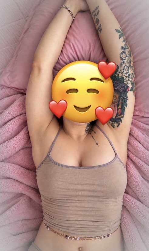 ToastyMosty6969's tweet photo. Which one is the actual woman? 

Hmmm 🤔 I wonder. https://t.co/O1N5TyFWAj