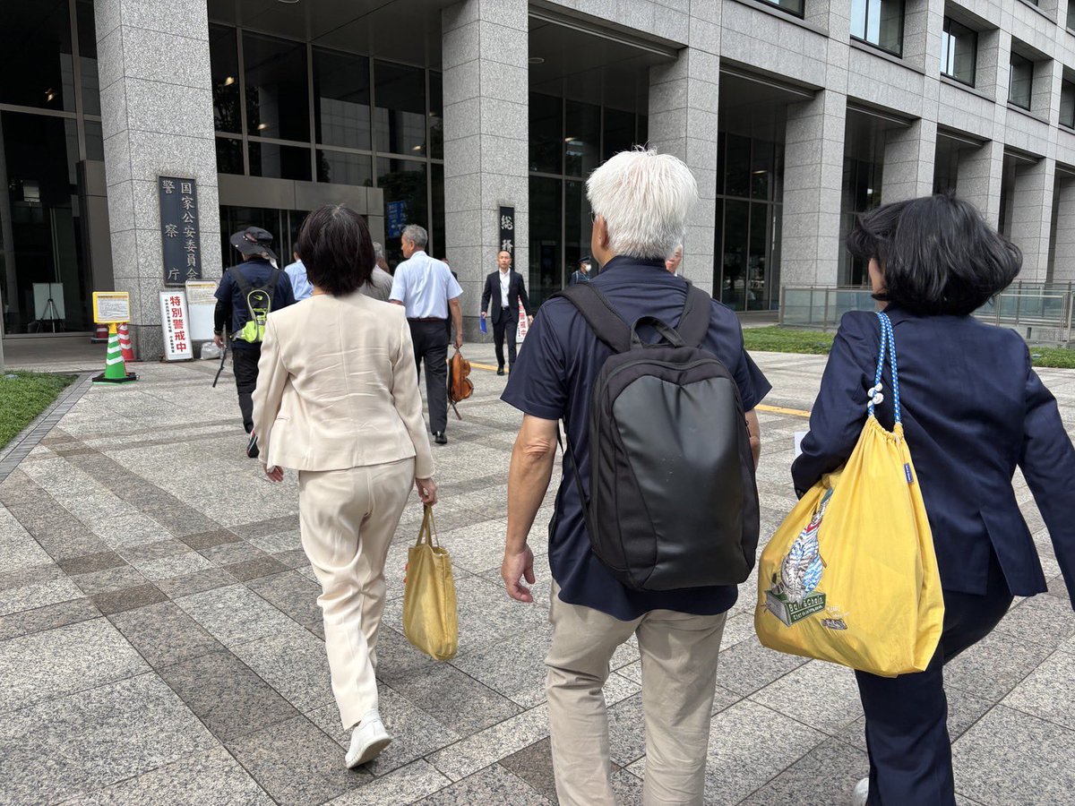 ohtsubakiyuko's tweet photo. 関西生コン支部への弾圧事件・京都事件の無罪判決を受け、昨日10月6日から警察庁前でのハンスト抗議行動が始まった。私も昨日朝から一切食事は摂らず、抗議のハンストに連帯。

立憲民主党の打越さく良議員が紹介議員となり、警察庁と最高検察庁に申入れを行った。驚くべきは警察庁の態度だ。出て来たのは、警察庁刑事局組織犯罪対策部の警視たちだ。組対は暴力団、薬物、銃器、国際犯罪、特殊詐欺などの組織的な犯罪を取り締まる部署だ。「関西生コン支部は労働組合なので組対の世話になる必要はない。労働組合として認識しているのか？」というこちら側の質問に、彼らは明確に答える事を避けた。

そして無罪判決の内容についても、「残念だ」という評価を複数回口にした。判決が出て昨日の今日、普通は「現在庁内で精査中です」とか言うものだ。それを「残念だ」と答弁。判決内容を不服に思っている事の表れである。私は昨年4月21日の決算委員会で、関西生コン支部への弾圧事件について警察庁に質問。警察庁の谷滋行刑事局長（現在、内閣総理大臣秘書官）は冤罪を引き起こした事について、「警察としても真摯に受け止める必要があると考えている」と答弁した。その事を改めて彼らに話し、「あの答弁に立ち返るべきだ」と強く伝えた。

18時から参議院議員会館内で報告集会が開かれた。京都事件の弁護団・片田真志弁護士が判決報告。「私は裁判官をやっていたが、全部別の理由であるにもかかわらず、4つの事件が全て無罪。100%の判決。この様な事は通常あり得ない」「つまり、起訴してはいけない事件を起訴している。起訴するために作られた事件。通常の起訴基準では起訴されない事件」と評価。警察庁による作られた事件であることが良くわかった。

気になるのは、国会議員、マスコミの感度の鈍さだ。警察庁前に駆けつけてくれたのは、打越さく良議員、吉田忠智議員、　社民党の福島みずほ党首、ラサール石井幹事長は報告集会に参加。警察庁前まで来た新聞社は東京新聞のみ。大川原化工機事件を報じたマスコミ、それを国会で取り上げた議員たちは、同様の関心をこの事件に対しても向けて欲しい。国家による労働組合弾圧が、憲法28条の破壊であるという危機感を持って欲しい。報告集会に参加してくれた議員に向けて、「私が議員なら国会で質問するが、今は出来ない。この無罪判決について国会で質問して欲しい」と強くお願いした。社民党は現在の委員会構成だと、この内容を質問する場がない。予算、決算等で質問出来るポジションの確保を真剣に考えて欲しい。

行動は今日も明日も続きます