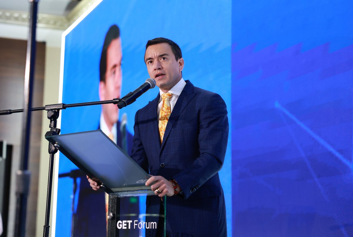 Adnecuadorok's tweet photo. Daniel Noboa posiciona al Ecuador como un país de talento, inversión y oportunidades

Durante su participación en el GET Forum 2026 en Quito, el presidente @DanielNoboaOk destacó que Ecuador está convirtiendo estabilidad en oportunidades: más de medio millón de becas, USD 1.696 millones en créditos para impulsar la actividad productiva y una economía que creció 2,9 %.

A esto se suma una señal de confianza: la inversión extranjera directa alcanzó USD 715,5 millones, el doble que el año anterior.

La apuesta es clara: apoyar el talento ecuatoriano, atraer inversión y convertir el crecimiento en empleo y oportunidades para la gente.