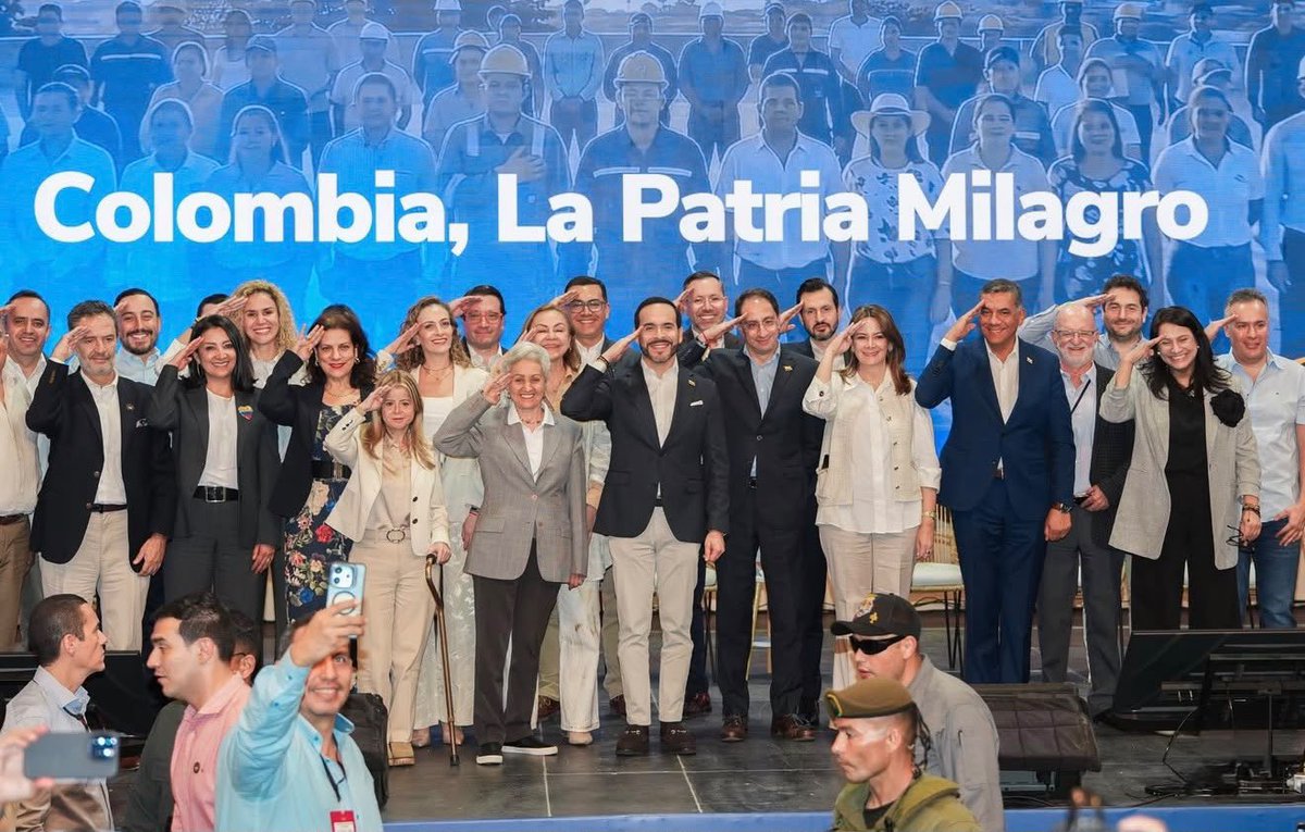 MinDeporteCol's tweet photo. La construcción de país comienza escuchando a las regiones. Desde Pereira acompañamos al presidente Abelardo de la Espriella en un nuevo encuentro territorial que reunió a comunidades y sectores estratégicos para aportar a la definición de las prioridades de desarrollo de 🇨🇴. https://t.co/hWwOnKVzjg