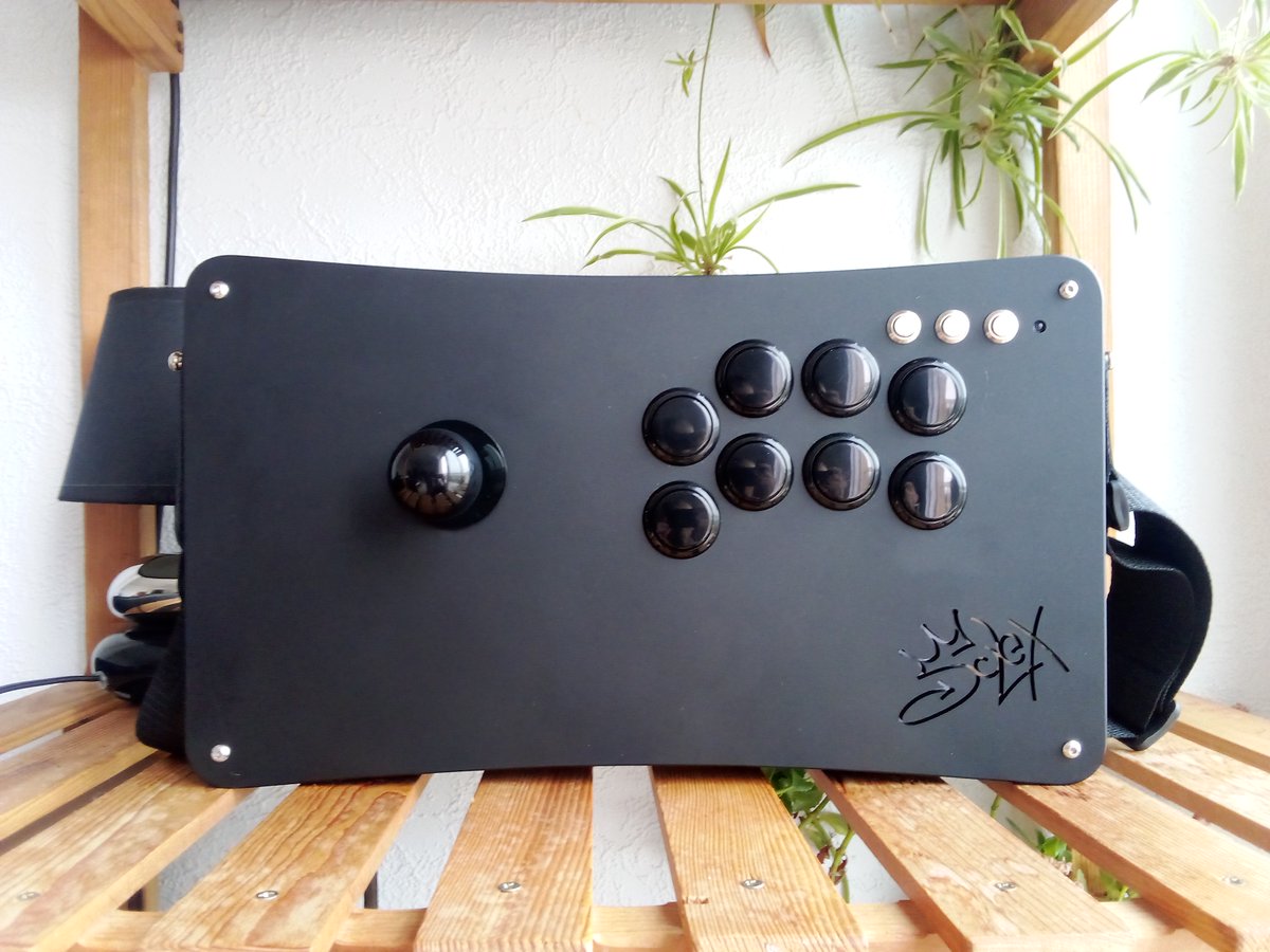 solex_fgc's tweet photo. Mon stick pour l'EVO

Plein de nouveautés : motifs découpés, intégration d'interrupteurs métal, boutons alu, LED...

Je suis globalement extrêmement content du rendu qui n'a jamais aussi bien exprimé ma vision du stick arcade

DM pour avoir le votre !

#fightstick @fightstickart https://t.co/24zpO24jiO