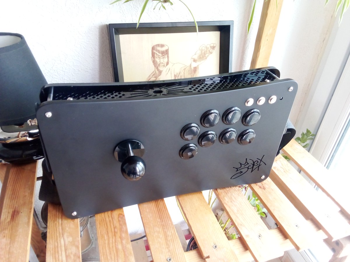 solex_fgc's tweet photo. Mon stick pour l'EVO

Plein de nouveautés : motifs découpés, intégration d'interrupteurs métal, boutons alu, LED...

Je suis globalement extrêmement content du rendu qui n'a jamais aussi bien exprimé ma vision du stick arcade

DM pour avoir le votre !

#fightstick @fightstickart https://t.co/24zpO24jiO