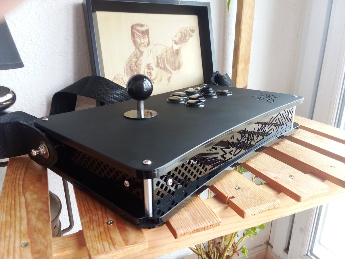 solex_fgc's tweet photo. Mon stick pour l'EVO

Plein de nouveautés : motifs découpés, intégration d'interrupteurs métal, boutons alu, LED...

Je suis globalement extrêmement content du rendu qui n'a jamais aussi bien exprimé ma vision du stick arcade

DM pour avoir le votre !

#fightstick @fightstickart https://t.co/24zpO24jiO