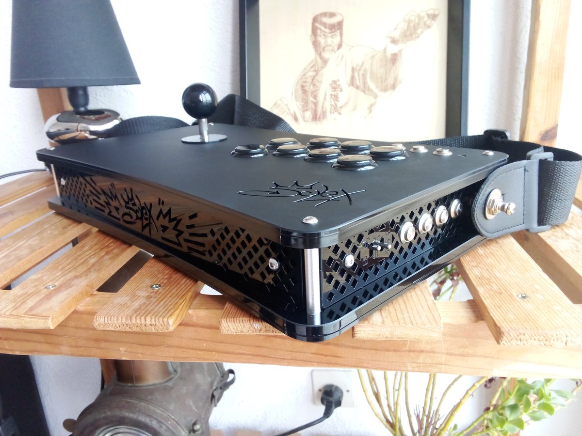 solex_fgc's tweet photo. Mon stick pour l'EVO

Plein de nouveautés : motifs découpés, intégration d'interrupteurs métal, boutons alu, LED...

Je suis globalement extrêmement content du rendu qui n'a jamais aussi bien exprimé ma vision du stick arcade

DM pour avoir le votre !

#fightstick @fightstickart https://t.co/24zpO24jiO