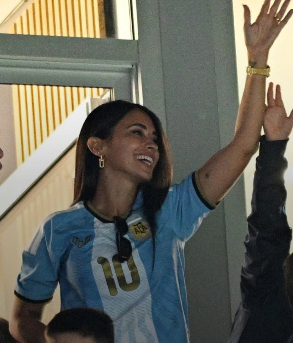 opin0loga's tweet photo. lo hermosa que es la primera dama de fútbol 🫠 https://t.co/TIgWjFiG0Y
