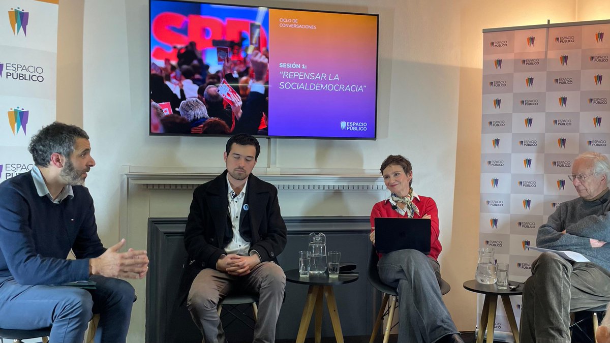 EsPublicoCL's tweet photo. 💬 ¡Ya comenzamos! Sigue la transmisión en vivo de la primera sesión de nuestro ciclo de conversaciones “Socialdemocracia: ideas para el futuro”. 

Nos acompañan José Joaquín Brunner, @Carolina_Toha, @cristobalkarle y @pdomingr 👇🏽
https://t.co/PBAdXRez5g https://t.co/u58HxS6m68