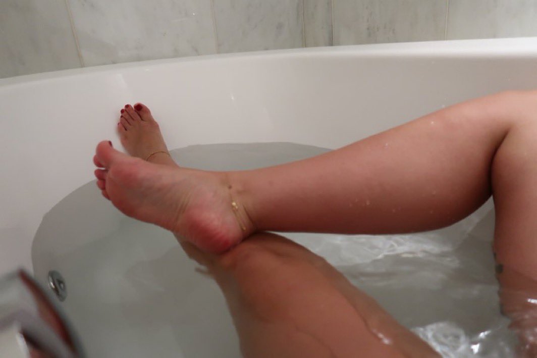 Mistressli7's tweet photo. Hello who is online I’m back Dubai piggy dm for your morning session booking 🔥🔥go down and suck my feet piggy https://t.co/tI2gYSGLDt https://t.co/EreXIjLvpi