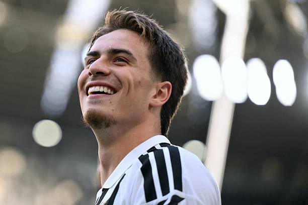 juvefcdotcom's tweet photo. ‼️🇹🇷𝗬𝗜𝗟𝗗𝗜𝗭 𝗕𝗘𝗖𝗢𝗠𝗘𝗦 𝗦𝗘𝗥𝗜𝗘 𝗔’𝗦 𝗠𝗢𝗦𝗧 𝗩𝗔𝗟𝗨𝗔𝗕𝗟𝗘 𝗣𝗟𝗔𝗬𝗘𝗥 📈💰 

Kenan Yildiz is now rated as the most valuable player in Serie A, with an estimated valuation of €89M, edging Inter captain Lautaro Martínez at €88M according to @Football_BM 

Inter still lead the league for overall squad value at €829M, but Yildiz taking the No.1 spot individually underlines his growing importance — both on the pitch and as a major asset for Juventus’ future.

—@Gazzetta_it #Juventus