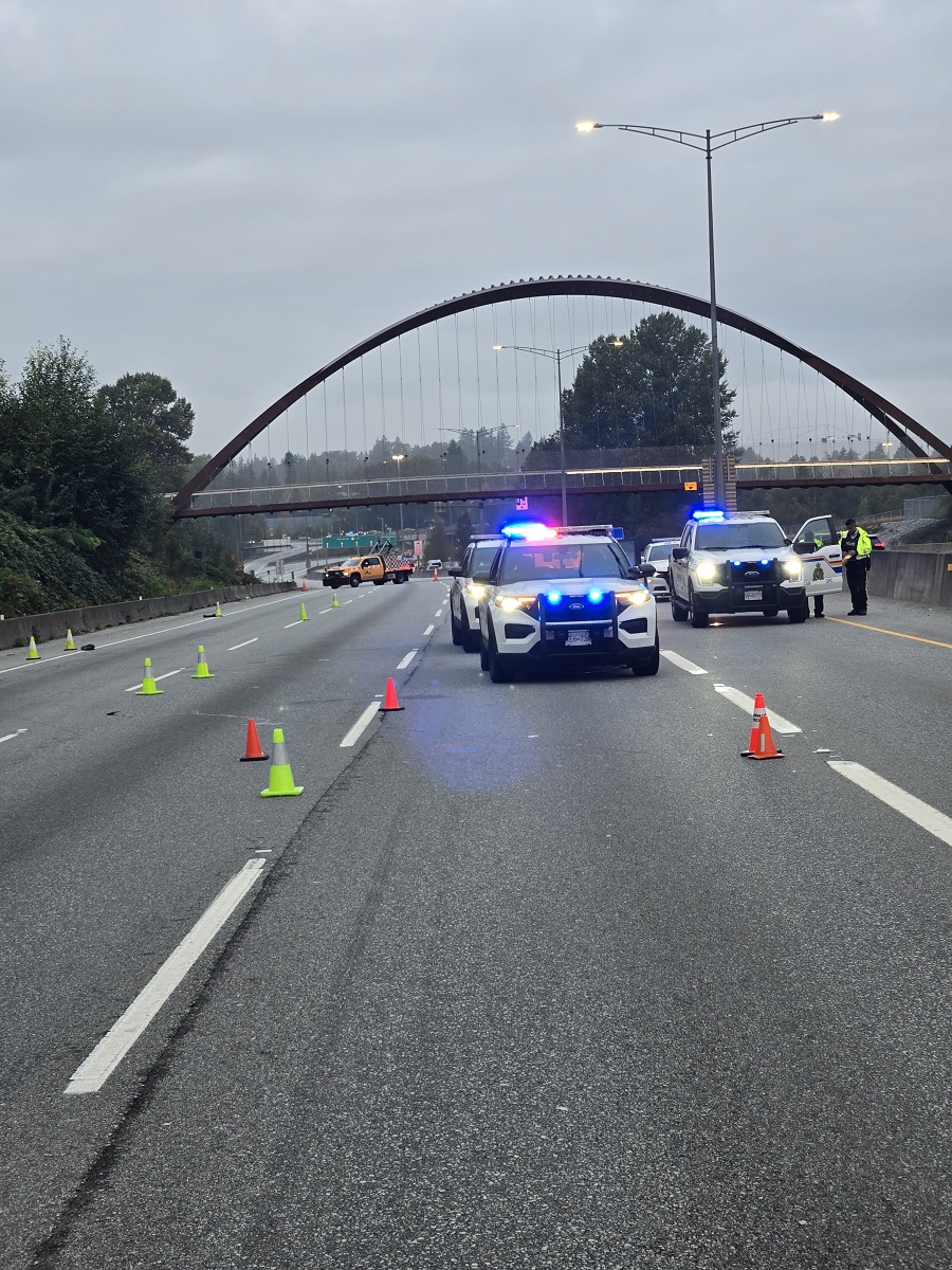 BCHwyPatrol's tweet photo. Police are asking for witnesses after Highway #1 is shut down to investigate a found body
https://t.co/pq02snDT6e https://t.co/Qxy6170Tt4