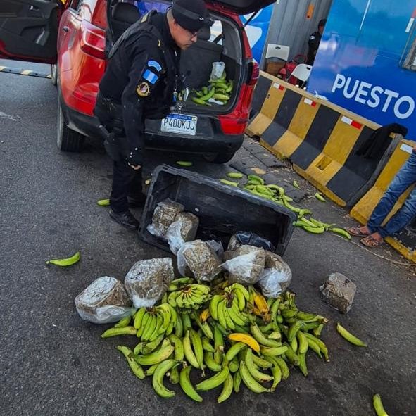 MPguatemala's tweet photo. El Ministerio Público obtuvo una sentencia condenatoria de 12 años de prisión inconmutables contra Reynaldo N. y Anderson P. por el delito de comercio, tráfico y almacenamiento ilícito.  

El Tribunal de Sentencia Penal del departamento de Escuintla también les impuso una multa de Q50 mil a cada uno. Además, fijó el 13 de octubre como fecha para la lectura íntegra de la sentencia.  

Los sentenciados fueron detenidos el 22 de noviembre de 2025, luego de que, durante un puesto de registro y control interinstitucional, se estableciera que transportaban 32 bolsas con marihuana en el vehículo en el que se conducían.