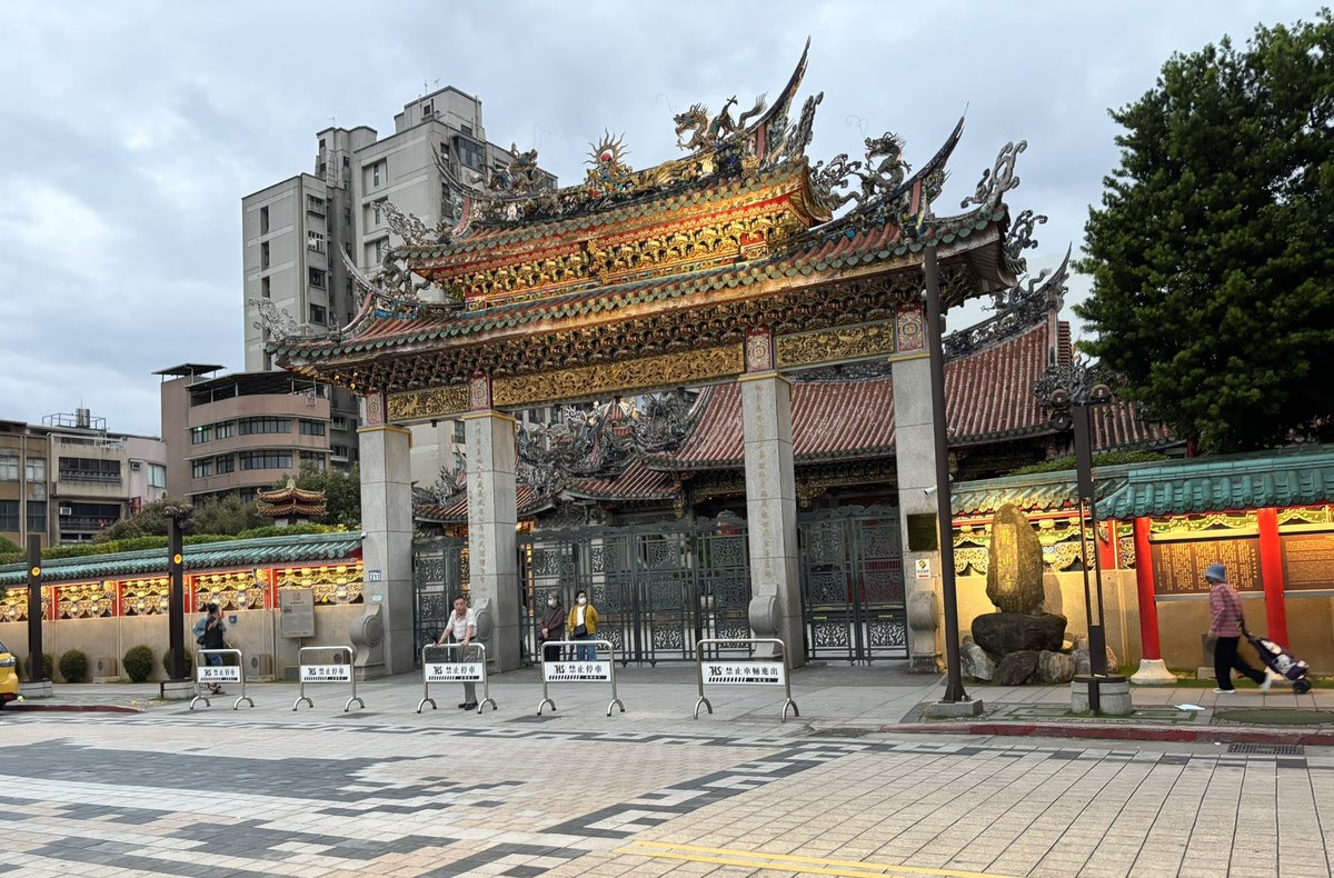 creative_s0918's tweet photo. 早く着き過ぎて龍山寺まだ開いてない https://t.co/PW9gFkiqML