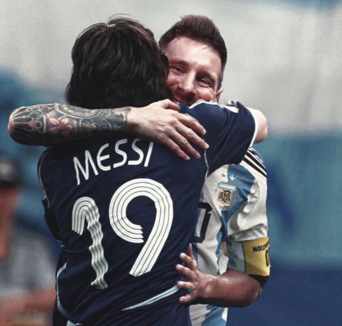 1M0HD_'s tweet photo. وداعًا يا ليو… 💔

رحيلك مو وداع لاعب، بل وداع جزء من أجمل أيامي وذكرياتي.
شكرًا لأنك كنت أجمل ما في كرة القدم… سيعتزل ميسي، لكن ميسي الذي في قلبي لن يعتزل أبدًا. 🐐🇦🇷

#messi https://t.co/uLG5nr7ZfR