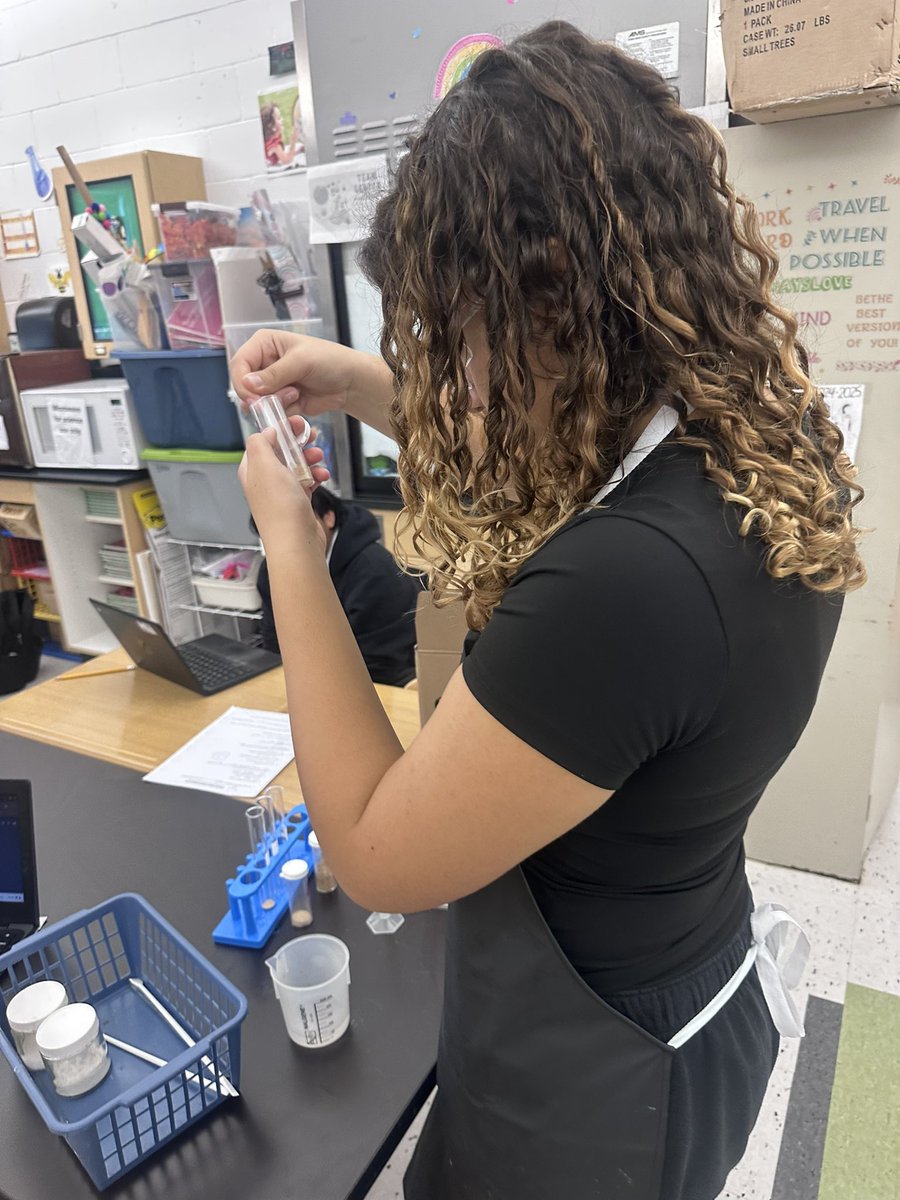 Candice0176's tweet photo. Yeast lab started. Are the samples Alive or Not? #scienceisfun https://t.co/tN0ZryYTWC