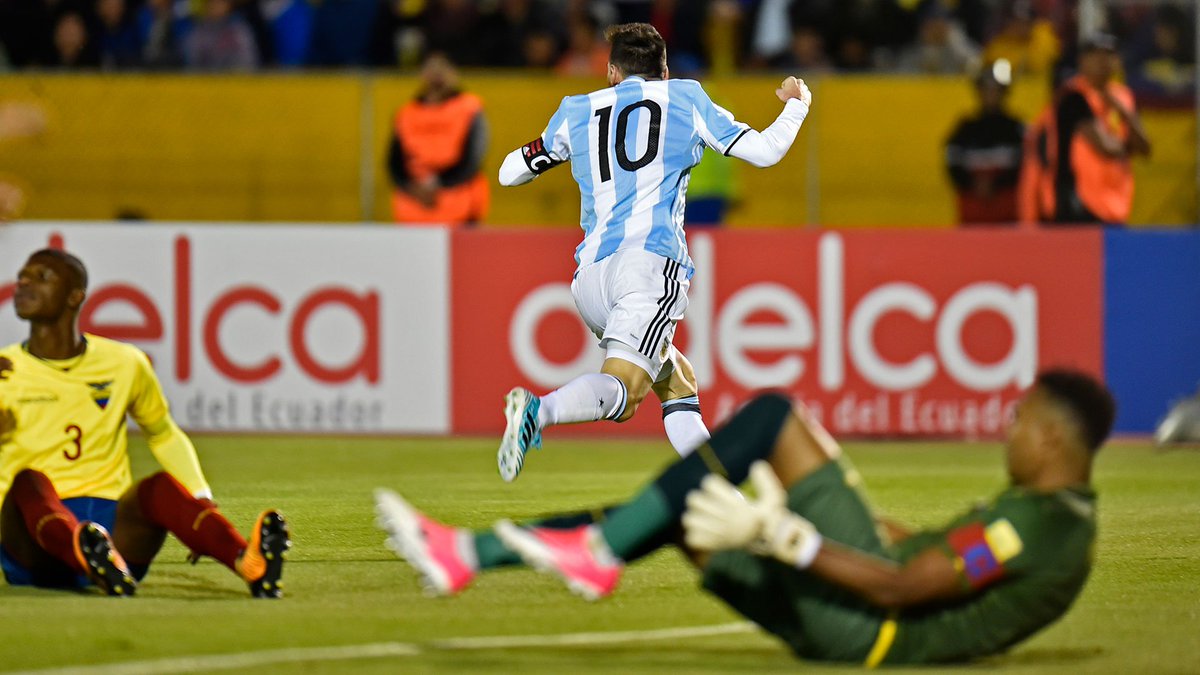 dualeprosa's tweet photo. @_MateoMJ mi yo de 12 años pensaba q nos quedábamos afuera del mundial, y este enfermo les clavo un hat trick https://t.co/ajJNx4RZmV