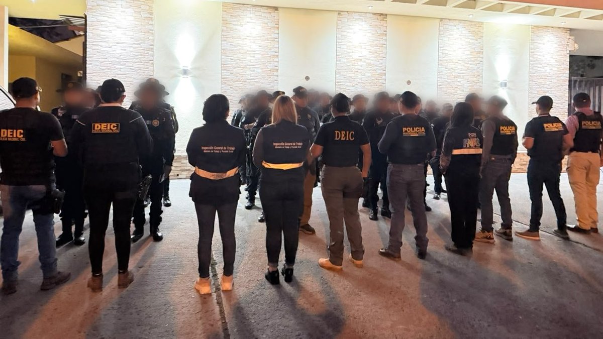 MPguatemala's tweet photo. El Ministerio Público, en coordinación con la Policía Nacional Civil y las instituciones que integran la Coordinadora Interinstitucional contra la Explotación Laboral y el Trabajo Infantil (CICELTI), llevó a cabo cuatro diligencias de allanamiento.  

Las diligencias se desarrollaron en inmuebles ubicados en la zona 8 de la Ciudad de Guatemala y en el municipio de Palencia, con el objetivo de localizar y rescatar a niñas, niños y adolescentes víctimas de explotación laboral.  

Como resultado, se logró el rescate de dos adolescentes de 17 años y se coordinó la aprehensión de Tomás L., señalado por el delito de empleo de personas menores de edad en actividades lesivas para su integridad y dignidad.