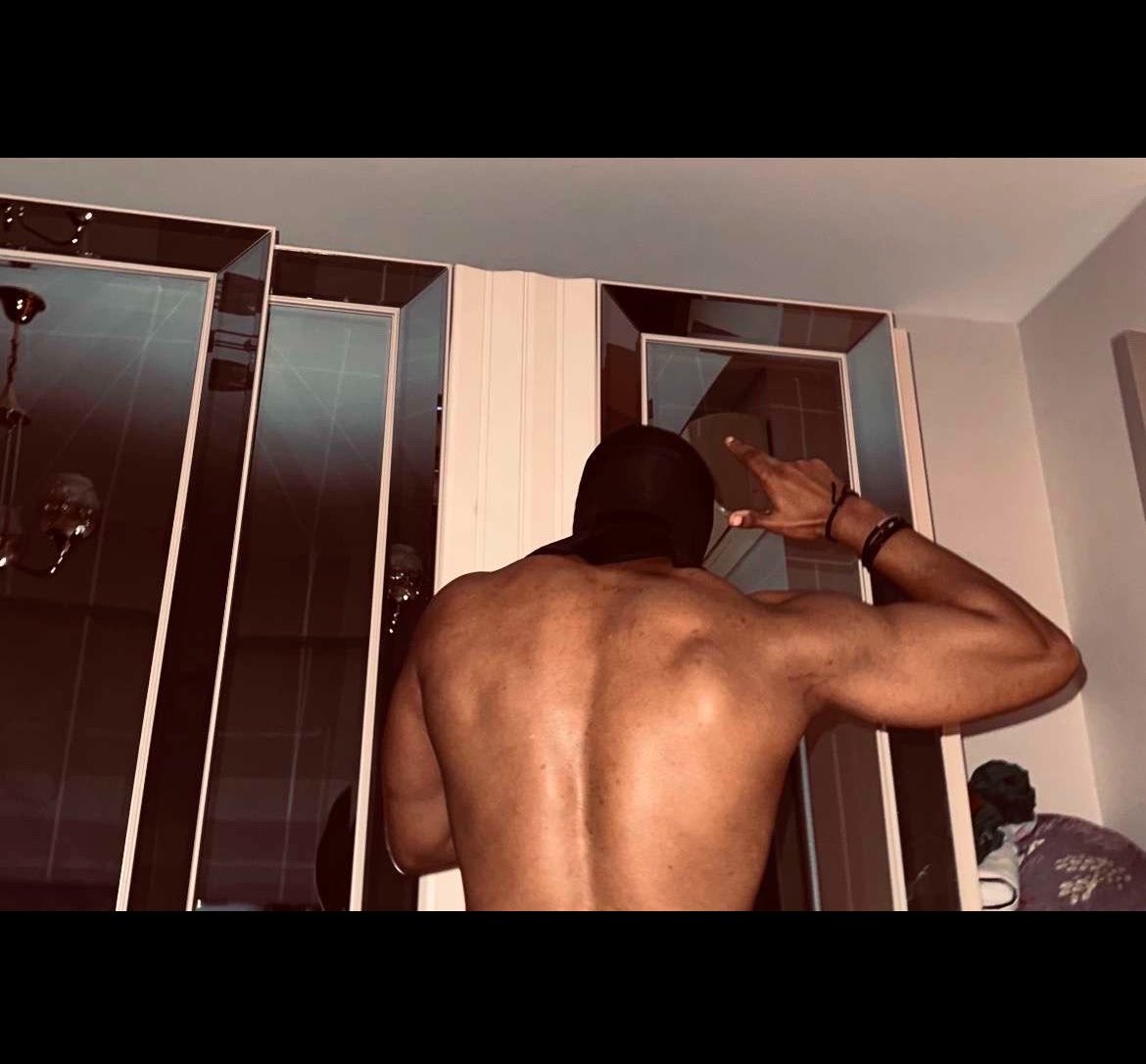 t_vxes's tweet photo. 🧛🏾 https://t.co/ZpPHyMRoVI