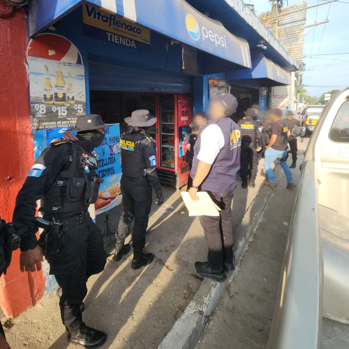 MPguatemala's tweet photo. El Ministerio Público, en coordinación con la Policía Nacional Civil y las instituciones que integran la Coordinadora Interinstitucional contra la Explotación Laboral y el Trabajo Infantil (CICELTI), llevó a cabo cuatro diligencias de allanamiento.  

Las diligencias se desarrollaron en inmuebles ubicados en la zona 8 de la Ciudad de Guatemala y en el municipio de Palencia, con el objetivo de localizar y rescatar a niñas, niños y adolescentes víctimas de explotación laboral.  

Como resultado, se logró el rescate de dos adolescentes de 17 años y se coordinó la aprehensión de Tomás L., señalado por el delito de empleo de personas menores de edad en actividades lesivas para su integridad y dignidad.