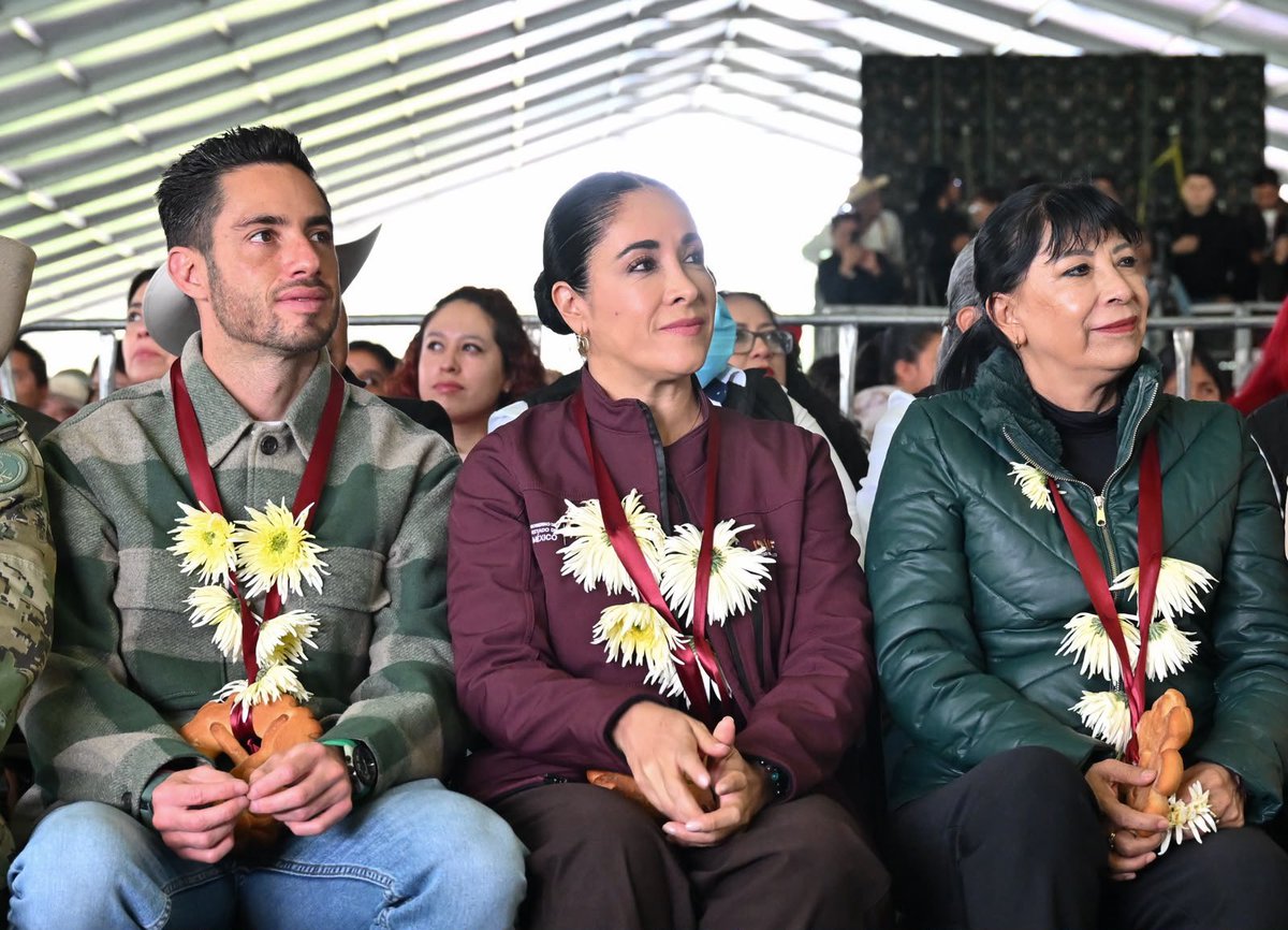 DIFEM_'s tweet photo. Nuestra Directora General, @karinalabastida, acompañó a la Gobernadora @delfinagomeza en la Rendición de Cuentas en Donato Guerra, reafirmando el compromiso de mantener un gobierno cercano a la gente, que trabaja por el bienestar de las familias mexiquenses.
#ElPoderDeServir https://t.co/Pj8p9l6PQO