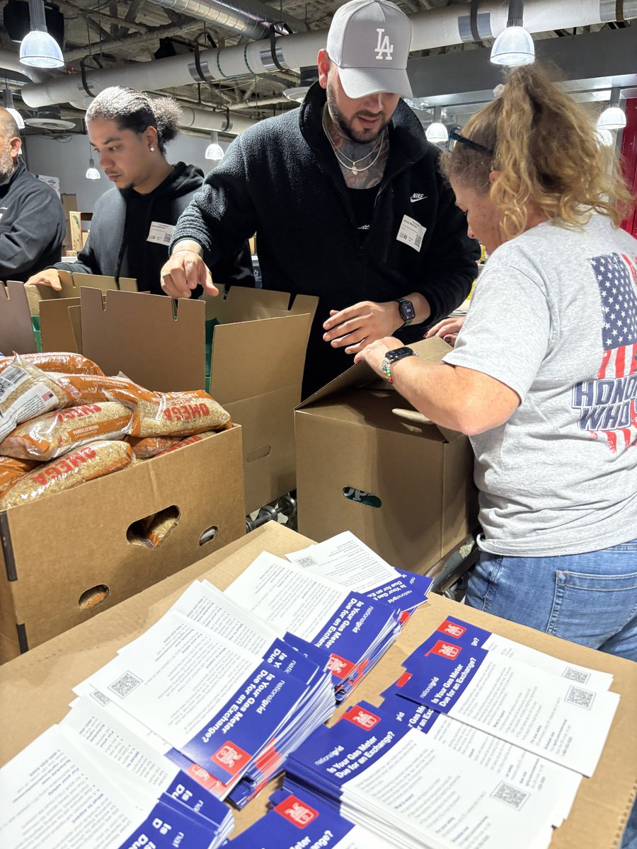 nationalgridus's tweet photo. On Hunger Action Day, our team joined the Greater Boston Food Bank as part of our Week of Service, helping pack grocery bags for seniors across the region. Together, we handled more than 8,000 pounds of food and helped make 6,960 meals possible.

We also partnered with the Greater Boston Food Bank to share multilingual information about gas meter changes, helping connect customers with important resources.

Thank you for having us, and thank you to the Greater Boston Food Bank for all you do to support our communities every day. 💙@Gr8BosFoodBank