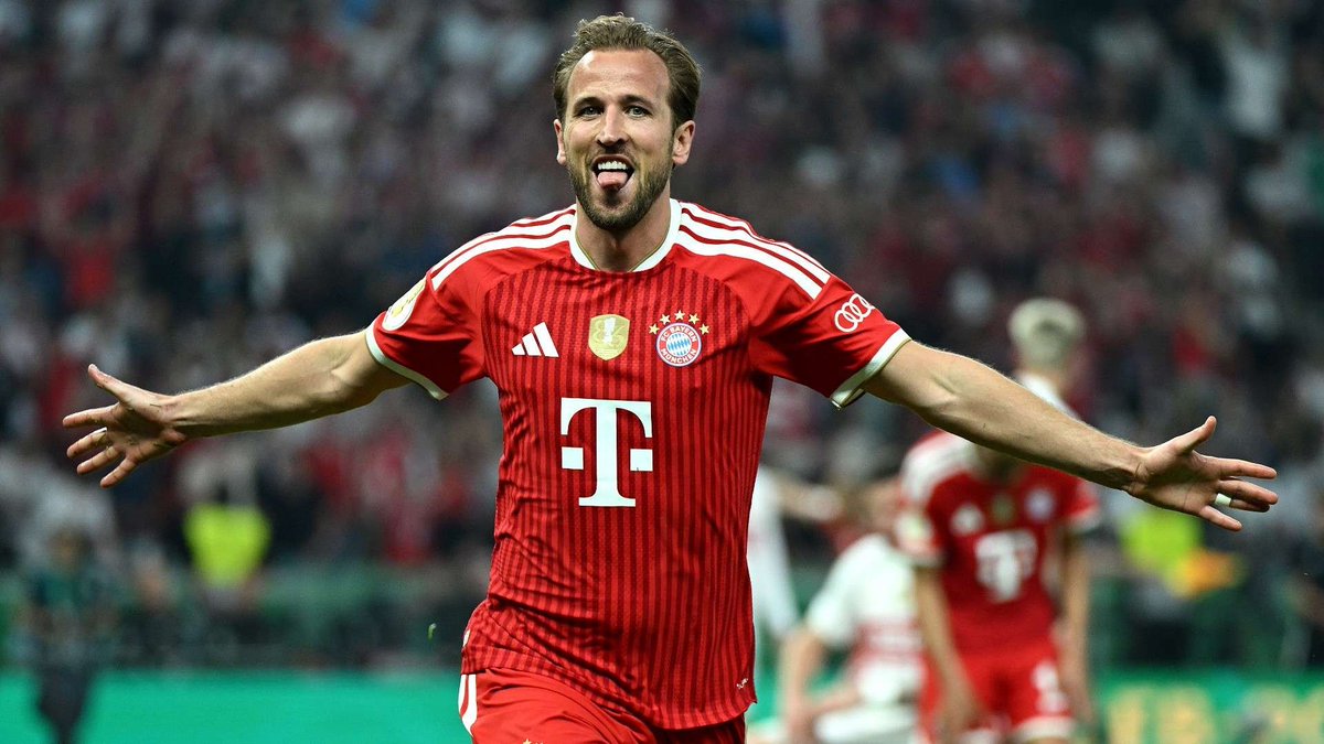dheller91's tweet photo. Harry Kane has been the best player in the world since the beginning of 2025/2026 season.

In the 74 matches he has played since August 3, 2025, he has 85 goals and 11 assists.

If he doesn't lift the Ballom d'Or, just scrap the award. 

Side Note - Lamine Yamal stans are awfully quiet today. I wonder why...
