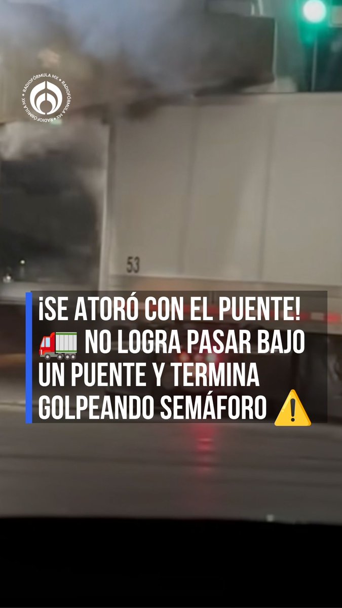 A nighttime dashcam video still from 'RADIOFORMULA MX' showing a truck stuck under a bridge with text '¡SE ATORÓ CON EL PUENTE! NO LOGRA PASAR BAJO UN PUENTE Y TERMINA GOLPEANDO SEMÁFORO'.