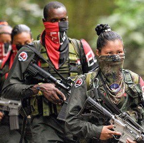 O_Papo_'s tweet photo. 🚨🇨🇴 GUERRILHA COMUNISTA COLOMBIANA SE RECUSA A DEPOR AS ARMAS

O ELN (Exército de Libertação Nacional), última guerrilha ainda ativa da Colômbia, afirmou que continuará “insurgente” e “levantado em armas” após a eleição de Abelardo de la Espriella.

O novo governo criou a Força-Tarefa Urano, com cerca de 1.200 militares e policiais, para combater o ELN. A guerrilha, porém, afirma que uma ofensiva militar não conseguirá derrotá-la e que continuará na luta armada.