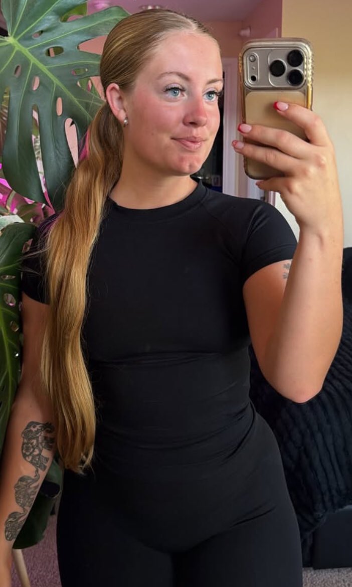 Jessican14w's tweet photo. Just got back home from work xx https://t.co/g27A2EzyER