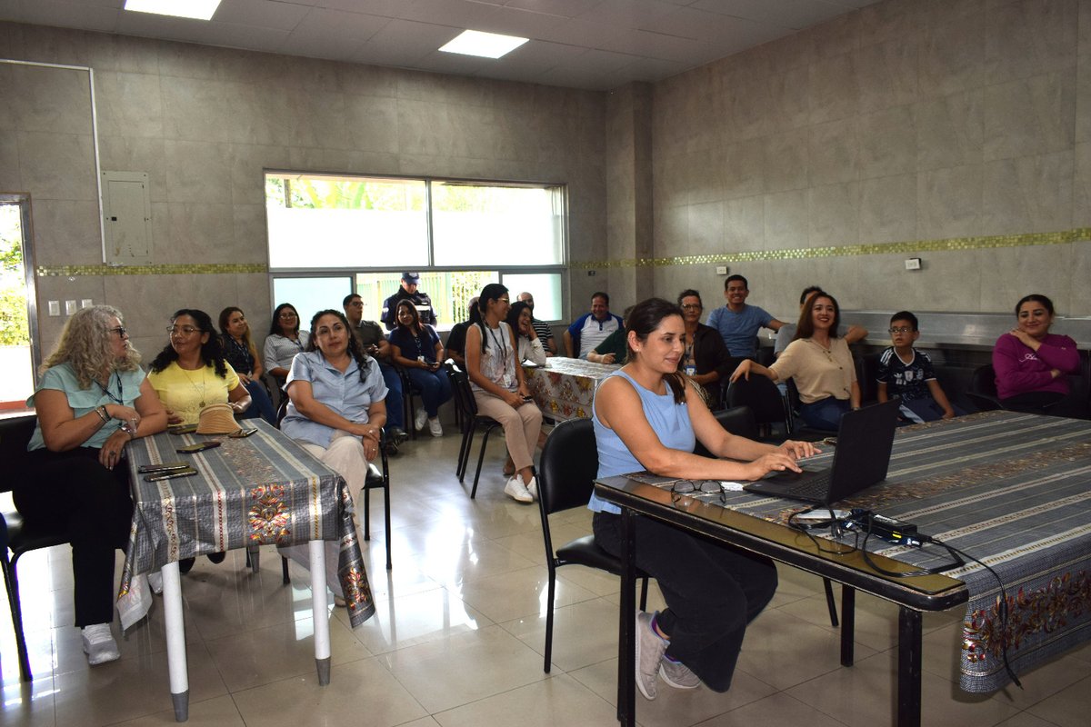 IESSStodomingo's tweet photo. #IESSteInforma | Fortalecemos la preparación del personal ante situaciones de emergencia. 🧯

Servidores de la Dirección Provincial @IESSStodomingo participaron en una capacitación sobre el manejo adecuado de extintores, en coordinación con @BomberosSD.

¡Prevenimos riesgos! https://t.co/a65qJJLYo6
