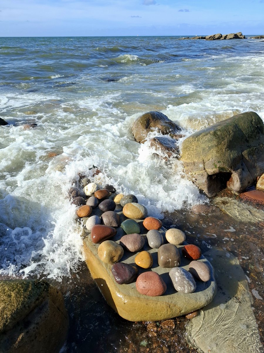 TimPughArtist's tweet photo. Surfing Boulders. South Beach,Cumberland #boulders #hightide #timeandtide #temporary #cumberland https://t.co/OaGJ4KdIau