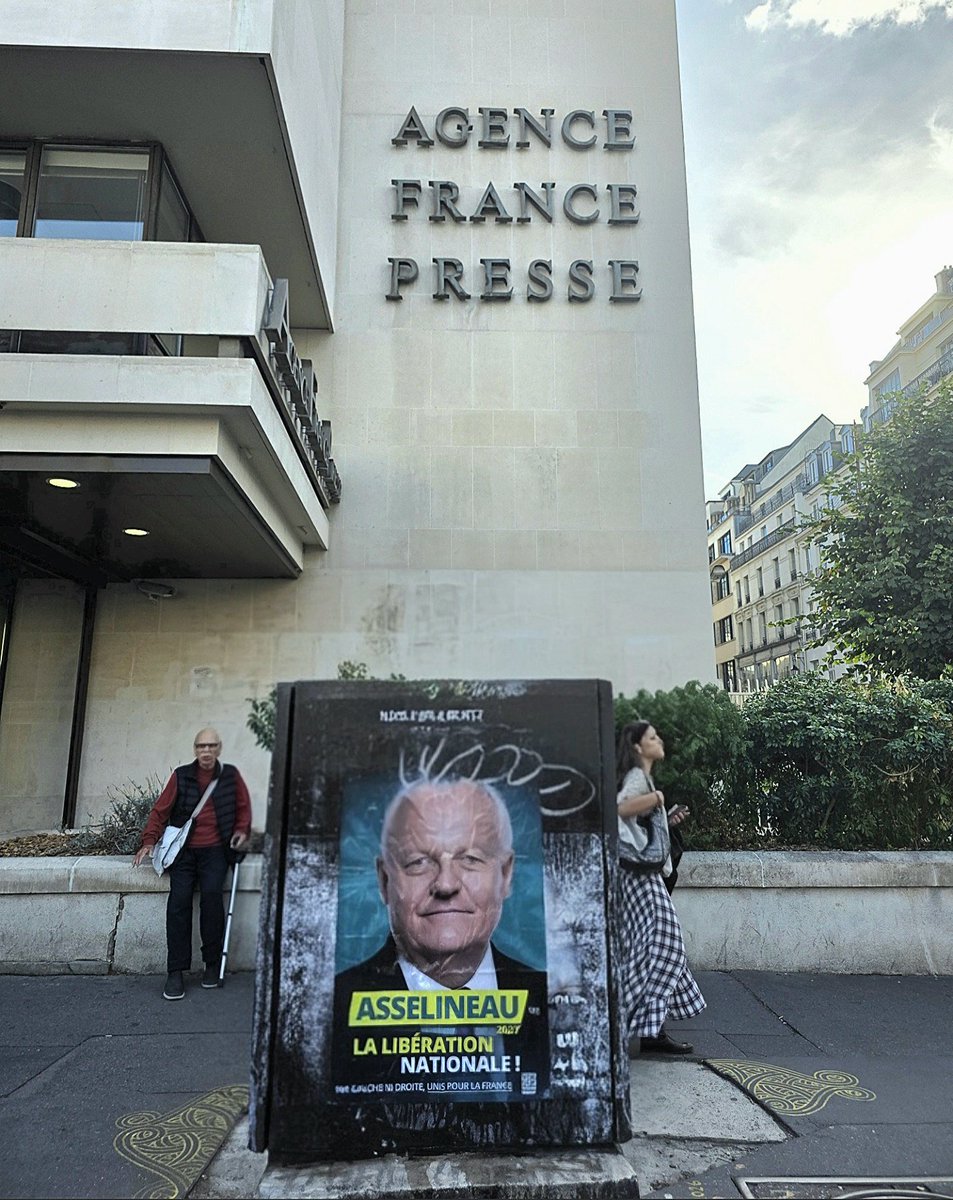 f_asselineau's tweet photo. 🇫🇷 𝗡𝗢𝗦 𝗘𝗤𝗨𝗜𝗣𝗘𝗦 𝗗𝗘 𝗖𝗢𝗟𝗟𝗔𝗚𝗘 𝗗'𝗔𝗙𝗙𝗜𝗖𝗛𝗘𝗦 𝗕𝗥𝗔𝗩𝗘𝗡𝗧 𝗟𝗔 𝗖𝗘𝗡𝗦𝗨𝗥𝗘💪
À travers toute la France, nos équipes militantes de terrain collent depuis des semaines des affiches.
Elles ont toutes été financées grâce à une partie de vos dons pour la campagne présidentielle, sous le regard de la CNCCFP.
Ces derniers jours, nos efforts se sont concentrés sur la capitale et certains de ses lieux les plus emblématiques et les plus vus.
---------
Ici : devant l’Agence France Presse (AFP), Boulevard de Grenelle, Rue La Fontaine, Rue de Rennes...