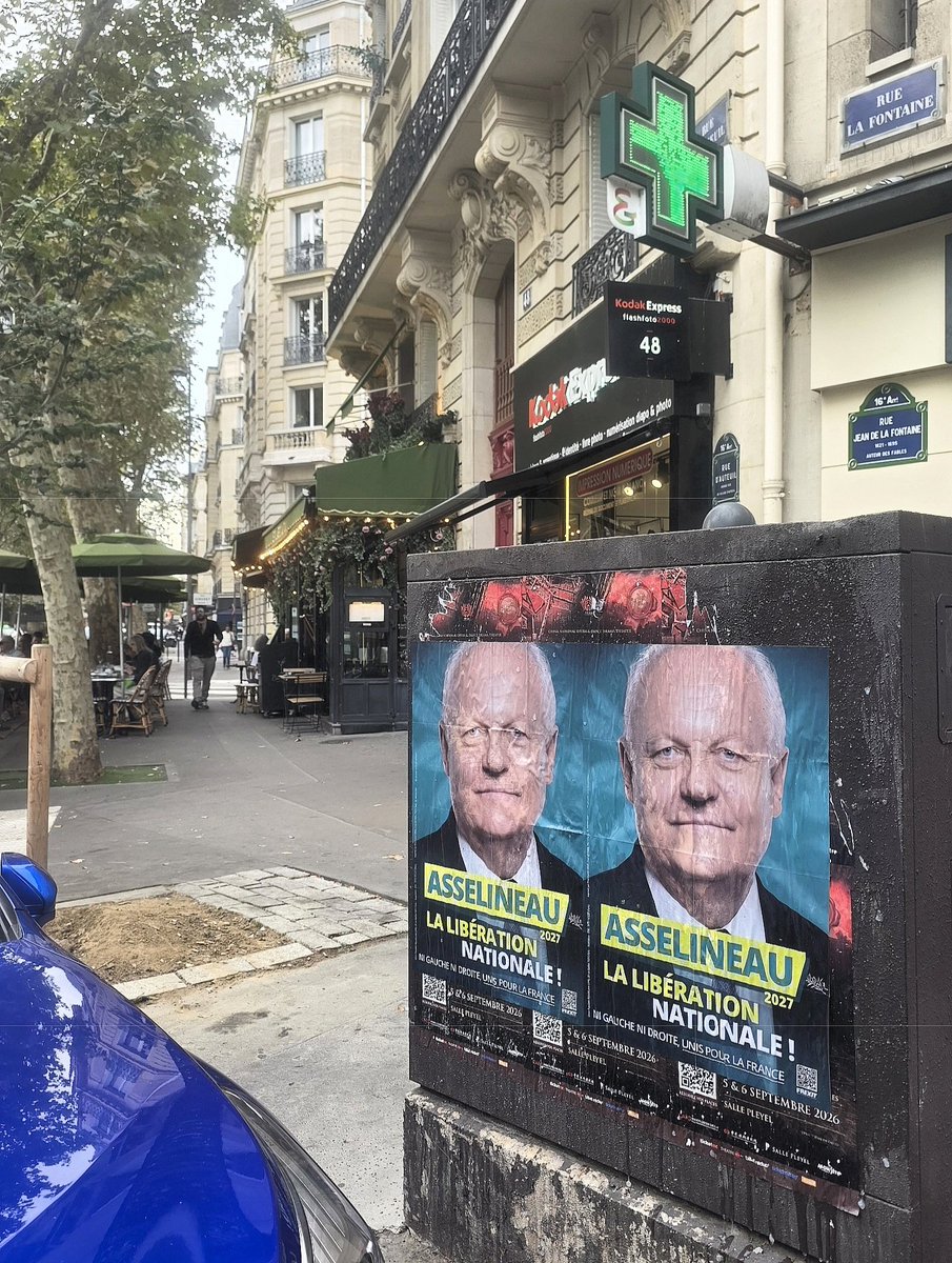 f_asselineau's tweet photo. 🇫🇷 𝗡𝗢𝗦 𝗘𝗤𝗨𝗜𝗣𝗘𝗦 𝗗𝗘 𝗖𝗢𝗟𝗟𝗔𝗚𝗘 𝗗'𝗔𝗙𝗙𝗜𝗖𝗛𝗘𝗦 𝗕𝗥𝗔𝗩𝗘𝗡𝗧 𝗟𝗔 𝗖𝗘𝗡𝗦𝗨𝗥𝗘💪
À travers toute la France, nos équipes militantes de terrain collent depuis des semaines des affiches.
Elles ont toutes été financées grâce à une partie de vos dons pour la campagne présidentielle, sous le regard de la CNCCFP.
Ces derniers jours, nos efforts se sont concentrés sur la capitale et certains de ses lieux les plus emblématiques et les plus vus.
---------
Ici : devant l’Agence France Presse (AFP), Boulevard de Grenelle, Rue La Fontaine, Rue de Rennes...