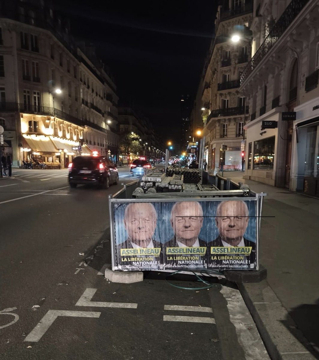 f_asselineau's tweet photo. 🇫🇷 𝗡𝗢𝗦 𝗘𝗤𝗨𝗜𝗣𝗘𝗦 𝗗𝗘 𝗖𝗢𝗟𝗟𝗔𝗚𝗘 𝗗'𝗔𝗙𝗙𝗜𝗖𝗛𝗘𝗦 𝗕𝗥𝗔𝗩𝗘𝗡𝗧 𝗟𝗔 𝗖𝗘𝗡𝗦𝗨𝗥𝗘💪
À travers toute la France, nos équipes militantes de terrain collent depuis des semaines des affiches.
Elles ont toutes été financées grâce à une partie de vos dons pour la campagne présidentielle, sous le regard de la CNCCFP.
Ces derniers jours, nos efforts se sont concentrés sur la capitale et certains de ses lieux les plus emblématiques et les plus vus.
---------
Ici : devant l’Agence France Presse (AFP), Boulevard de Grenelle, Rue La Fontaine, Rue de Rennes...