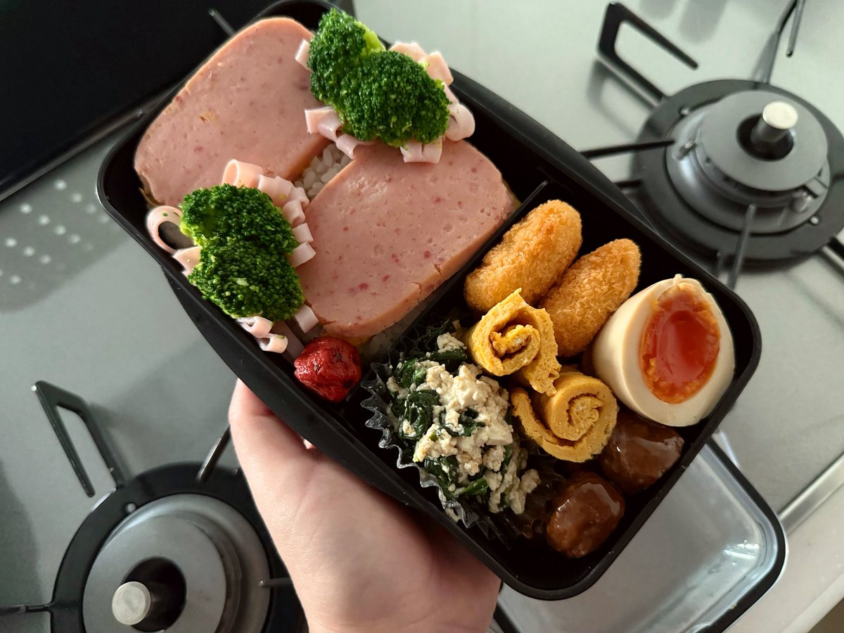 reeeen___23's tweet photo. なんかヘンテコなお弁当

いってらっしゃい👨🏻🐾 https://t.co/EzG3kGePQI