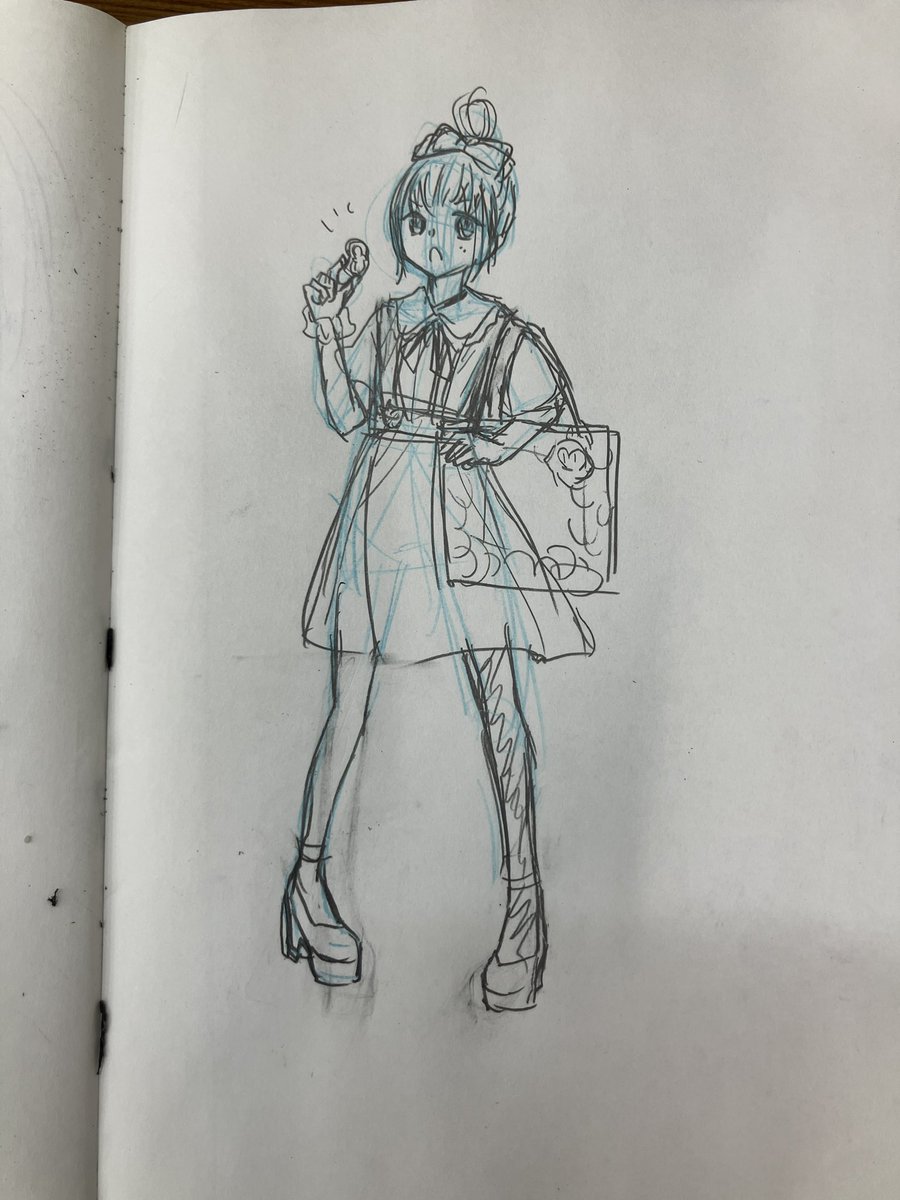 mizukimaha's tweet photo. 久々全身、二次元オタク桜夏ちゃん〜
2枚目は　脚描き���す前のビフォー。
つい内股描いちゃうけどおかしいよなーって直した！
ノートだと裏から見にくいしアナログは消しまくって紙ボロボロになるから3〜5枚はレイヤー(トレースして描き直す)欲しい😂
3枚目は昔の投稿作のメイドJKちゃん https://t.co/3DaXJC4OOS