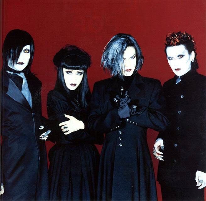 kebyonica's tweet photo. 🚨 URGENTE: FLÁVIO BOLSONARO ANUNCIA FIM DO VISUAL KEI NO BRASIL

“homem veste cueca, mulher veste calcinha, esses japoneses não entram mais aqui”, teria declarado em uma entrevista. https://t.co/PkoCTJ0sox