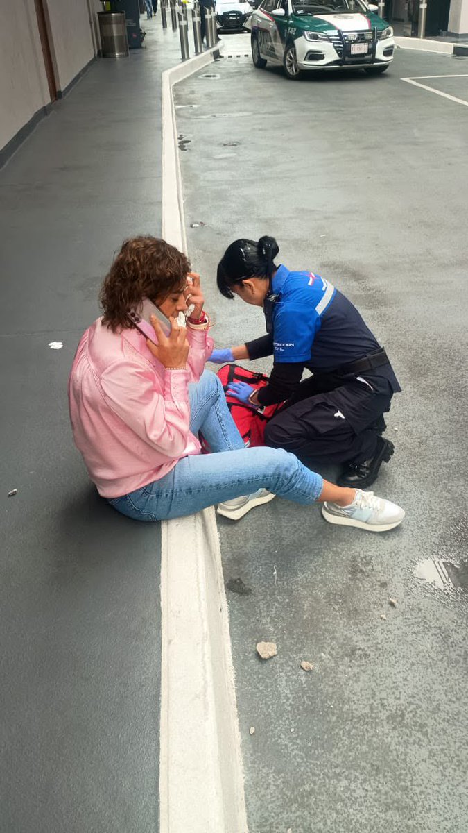 amarilloalarcon's tweet photo. ‼️No le tocaba, no le tocaba…!!!
Mujer cae en su auto del estacionamiento de plaza Galerías Coapa
#ERUM #SSC
atendieron a la mujer que sufrió contusiones y posble lesión de cervicales
Cayó por una mala maniobra de su #Vehiculo https://t.co/tyg4fJwAhf