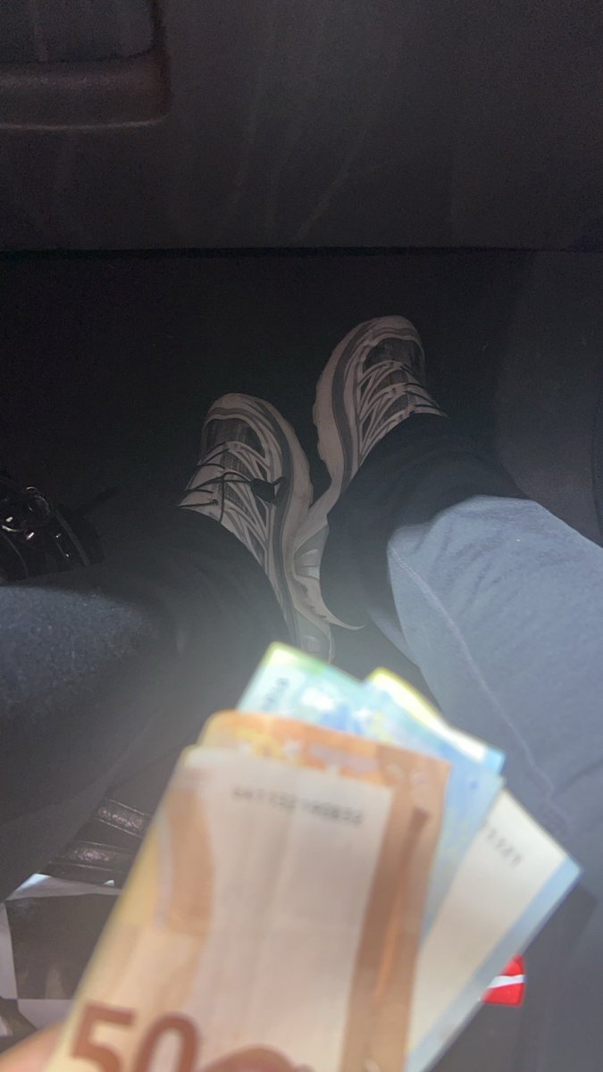 DeesseJassou's tweet photo. après avoir bien raquer pour les pieds de sa déesse marocaine chose promise chose due👣✨
#feetfetısh #findoms #moneyslave #Domina #paypig #soumis #fetichiste https://t.co/zYkY5khUyt