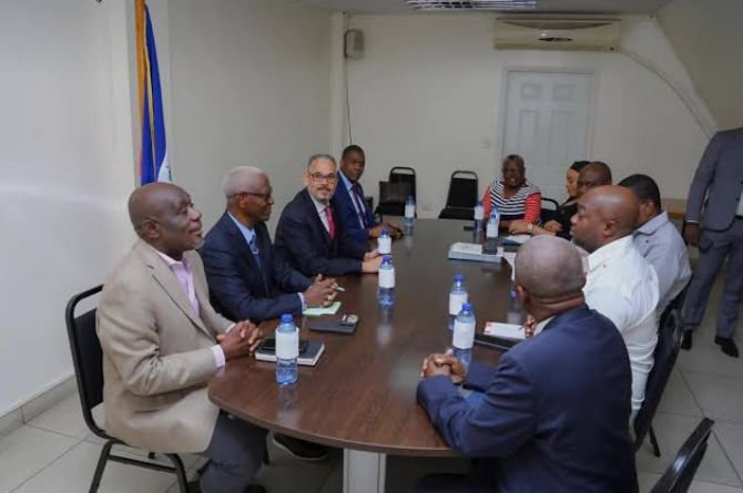 React24online's tweet photo. 🚨 🇭🇹🇩🇴 Transition sans fin en Haïti vs investissements technologiques en République Dominicaine : le diagnostic choc sur l'avenir de notre jeunesse.
Pourquoi nos institutions restent-elles bloquées pendant que nos voisins avancent à grande vitesse ?
#Haiti #Elections #Jeunesse https://t.co/C6EyNh00wb