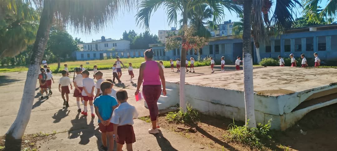 gom24594's tweet photo. La #OPJMCuba recibirá en sus brazos nuevos retoños llenos de sueños ...

Se alista la Escuela Primaria Jaime Hugo Vilella de #MiSantoDomingoCuba para acoger el próximo 8 de octubre justo a las 8:00am el Acto Municipal de Ingreso a la Organización de Pioneros José Martí. #OPJMCuba https://t.co/uemQwophUq