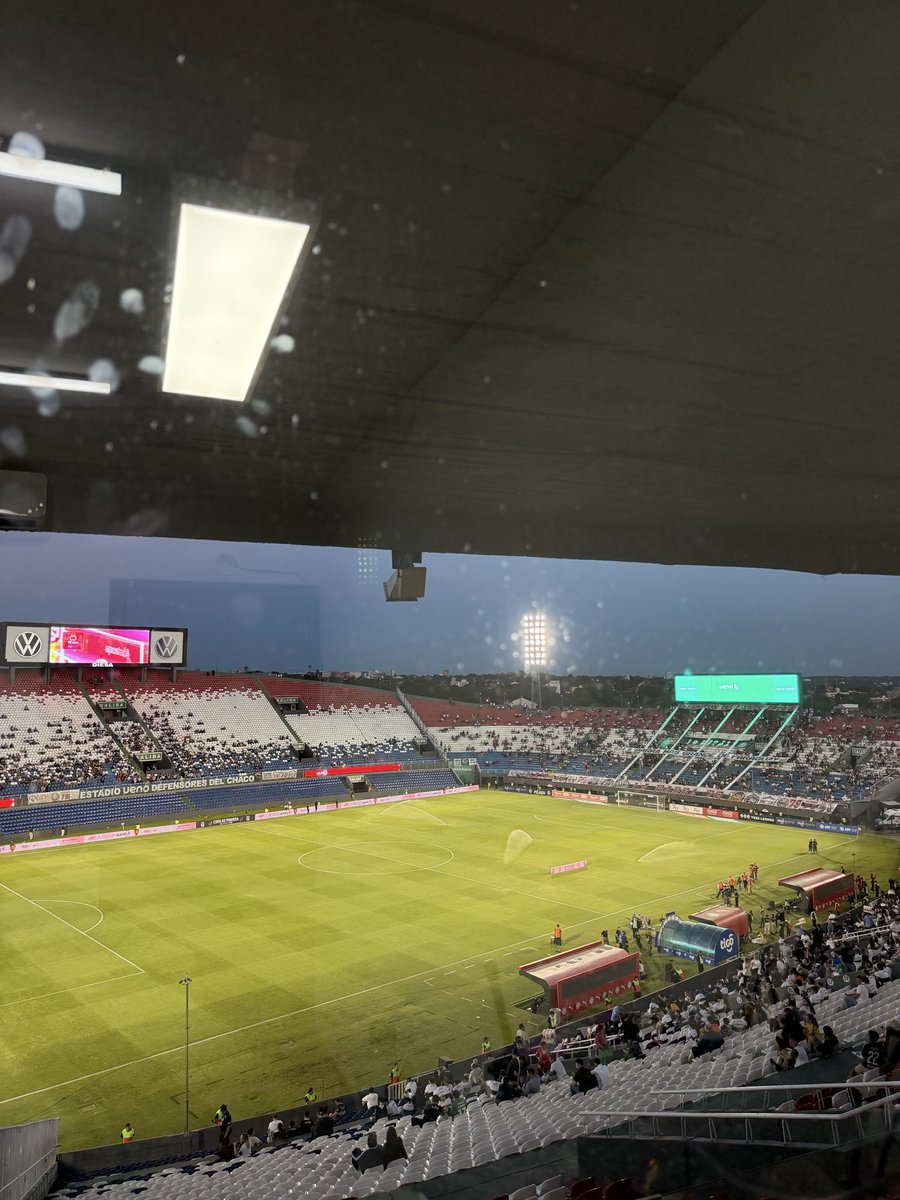 juanjoperez12's tweet photo. En vivo desde el Defensores, para #Olimpia vs #Nacional.
Comentarios de Ever Hugo Almeida.
Estamos por @Launionam #800AM 
@futbolclubpy https://t.co/dmLkvAT8Gn