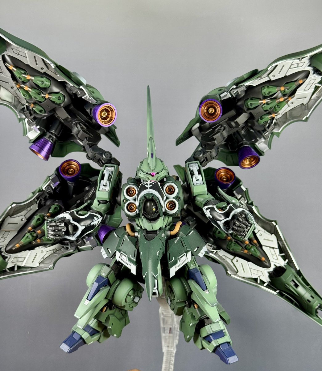 papagori_hobby's tweet photo. MGSD クシャトリヤが完成しました。

ガンプラに全く興味のない息子がかっこいいって言ってくれました👍

本体は説明書のレシピに寄せた色で塗装しバインダーのチラ見えする部分はオレンジにしました。

マスキングを駆使してバーニア内部を2色とファンネル×24も塗り分けを追加しました。
#ガンプラ https://t.co/eOxAX6x9rl