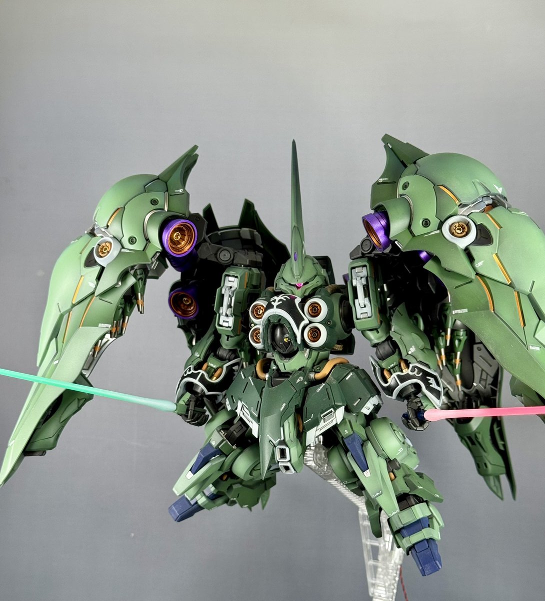 papagori_hobby's tweet photo. MGSD クシャトリヤが完成しました。

ガンプラに全く興味のない息子がかっこいいって言ってくれました👍

本体は説明書のレシピに寄せた色で塗装しバインダーのチラ見えする部分はオレンジにしました。

マスキングを駆使してバーニア内部を2色とファンネル×24も塗り分けを追加しました。
#ガンプラ https://t.co/eOxAX6x9rl